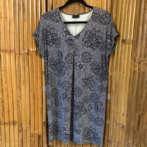 J Jill  Wearever Collection Black and White Floral V-Neck Dress. Size M